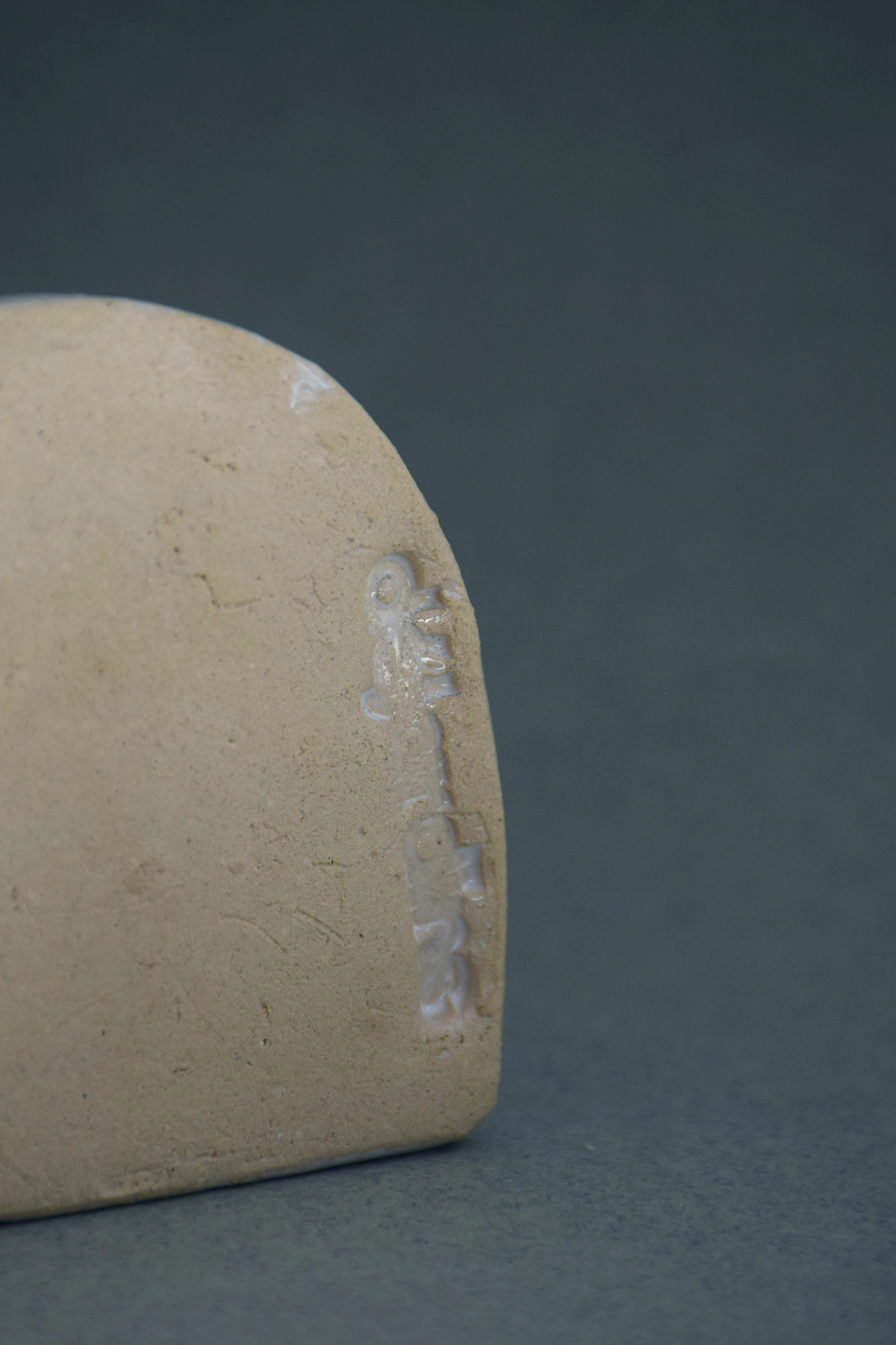 Le Chandelier Nuit, issu de la collection Pierrot, évoque l’univers tendre et mélancolique du célèbre clown rêveur. Son modelage, tout en douceur, rend hommage à la nuit et à ses étoiles en s'inspirant de la célèbre comptine Au Clair de la Lune. Qu’il éclaire une table de chevet ou un coin de salon, Le Chandelier Nuit incarne une poésie discrète. Façonné entièrement à la main, chaque bougeoir présente des irrégularités subtiles qui témoignent d'un geste instinctif.

Pièce unique, fabriquée à la main.