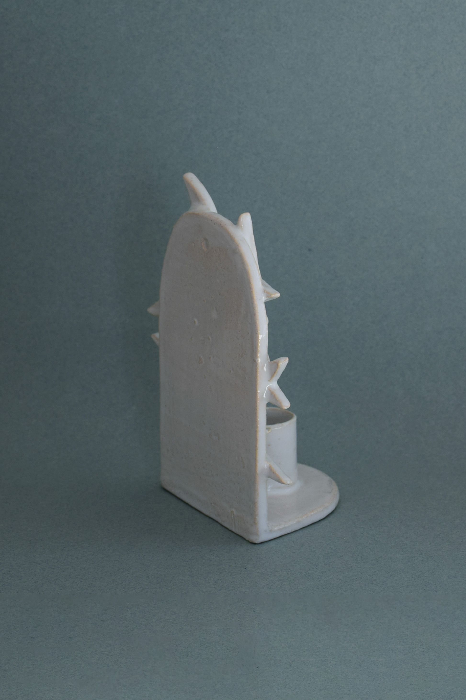 Le Chandelier Nuit, issu de la collection Pierrot, évoque l’univers tendre et mélancolique du célèbre clown rêveur. Son modelage, tout en douceur, rend hommage à la nuit et à ses étoiles en s'inspirant de la célèbre comptine Au Clair de la Lune. Qu’il éclaire une table de chevet ou un coin de salon, Le Chandelier Nuit incarne une poésie discrète. Façonné entièrement à la main, chaque bougeoir présente des irrégularités subtiles qui témoignent d'un geste instinctif.

Pièce unique, fabriquée à la main.