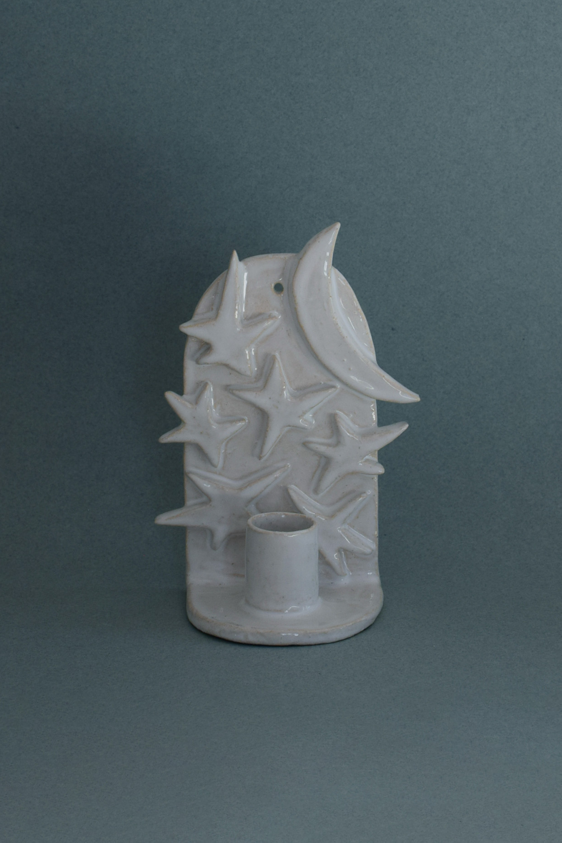 Le Chandelier Nuit, issu de la collection Pierrot, évoque l’univers tendre et mélancolique du célèbre clown rêveur. Son modelage, tout en douceur, rend hommage à la nuit et à ses étoiles en s'inspirant de la célèbre comptine Au Clair de la Lune. Qu’il éclaire une table de chevet ou un coin de salon, Le Chandelier Nuit incarne une poésie discrète. Façonné entièrement à la main, chaque bougeoir présente des irrégularités subtiles qui témoignent d'un geste instinctif.

Pièce unique, fabriquée à la main.