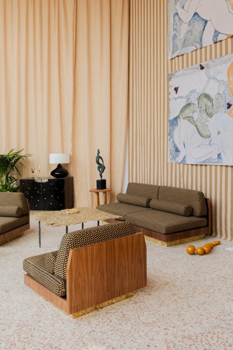 Inspirée des années 30, la chauffeuse W/S WOOD est plaquée d'un noyer américain. Ses proportions et son pied pivotant en laiton lui confèrent un très grand confort et révèlent une pièce tout à fait unique.