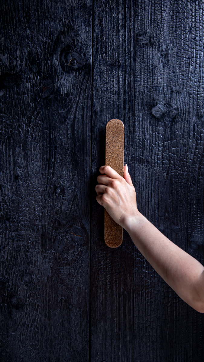 La poignée Lina a été pensée et dessinée en interne par leur studio de création basé en Normandie. Son design simple et épuré s’adapte à une multitude de supports et confère une aisance d’utilisation. Cette poignée est parfaite pour habiller un meuble à tiroirs ou une porte en toute sobriété.