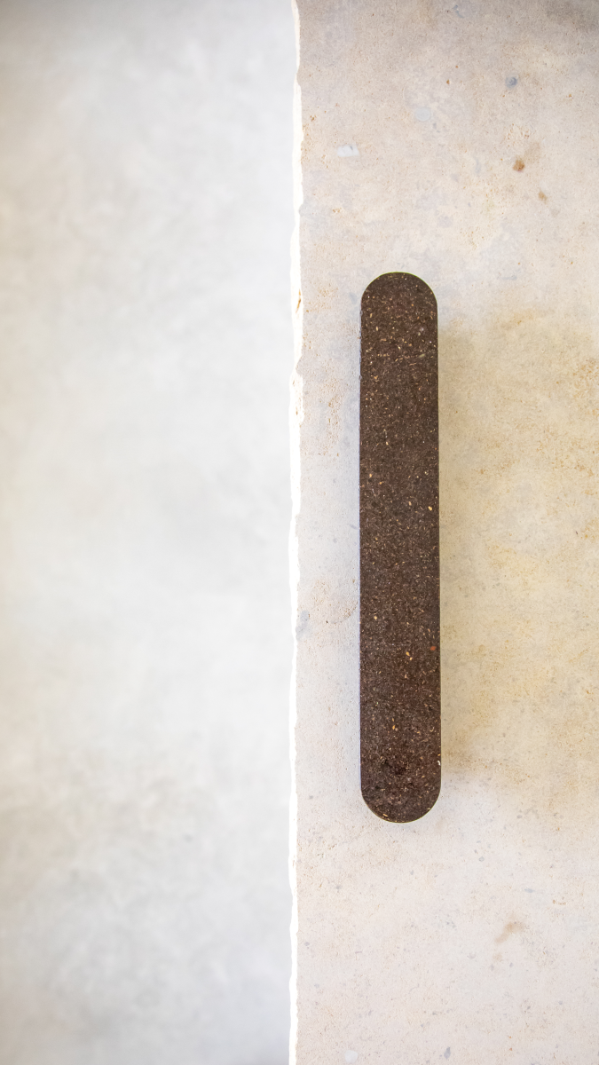 La poignée Lina a été pensée et dessinée en interne par leur studio de création basé en Normandie. Son design simple et épuré s’adapte à une multitude de supports et confère une aisance d’utilisation. Cette poignée est parfaite pour habiller un meuble à tiroirs ou une porte en toute sobriété.