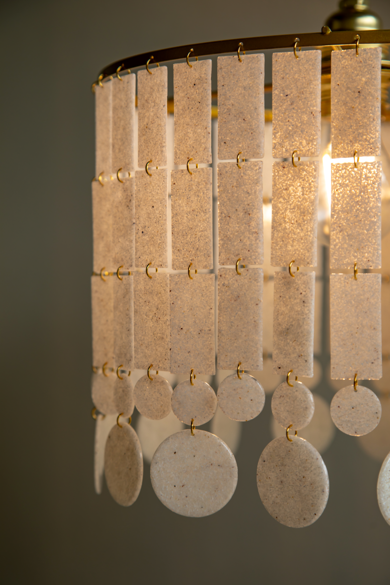 Ses modules sont fabriqués en Île-de-France dans un atelier artisanal, confectionnant la matière première avec un savoir-faire local et responsable. Ce matériau unique et noble est issu de filières biosourcées et minérales (coquillages), initialement destinées au rebut.