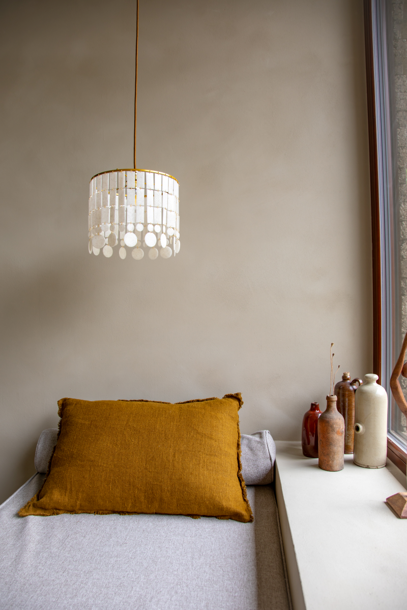 Ses modules sont fabriqués en Île-de-France dans un atelier artisanal, confectionnant la matière première avec un savoir-faire local et responsable. Ce matériau unique et noble est issu de filières biosourcées et minérales (coquillages), initialement destinées au rebut.