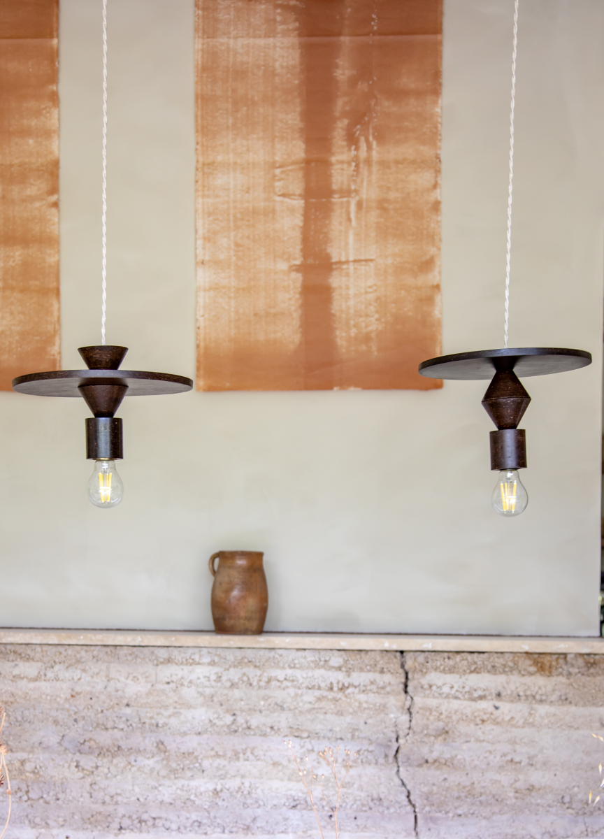 La suspension Gaia a été pensée et dessinée en interne par leur studio de création basé en Normandie. Son design épuré est conçu de façon modulable afin de vous proposer une composition presque infinie de style.

À travers cette création, nous souhaitons valoriser l’artisanat français et pousser la définition du durable jusqu’à son apogée ; vous permettant de changer de style, sans changer de luminaire. Ses modules sont fabriqués en Ile-de-France dans un atelier confectionnant la matière première.