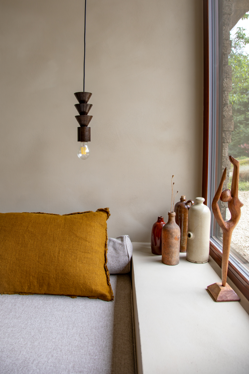 La suspension Isis a été pensée et dessinée comme un totem, dont la composition entièrement modulable vous permet d’explorer toute votre créativité. À travers cette création, nous souhaitons apporter une touche élégamment brute et sophistiquée à votre intérieur.

Isis est fabriquée avec le même matériau que la suspension Gaïa. Son touché lisse, sa finition satinée et ses propriétés recyclable, biodégradable et compostable sauront vous séduire.

Cette suspension contient 4 cônes.