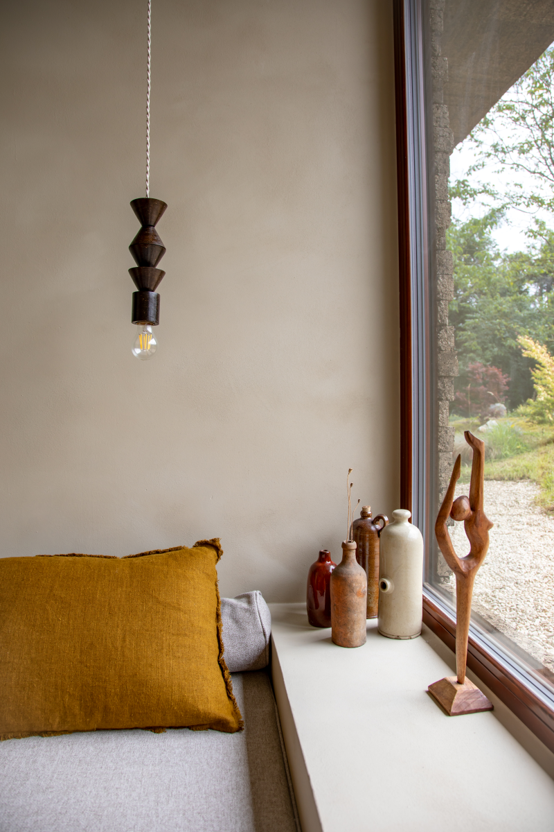 La suspension Isis a été pensée et dessinée comme un totem, dont la composition entièrement modulable vous permet d’explorer toute votre créativité. À travers cette création, nous souhaitons apporter une touche élégamment brute et sophistiquée à votre intérieur.

Isis est fabriquée avec le même matériau que la suspension Gaïa. Son touché lisse, sa finition satinée et ses propriétés recyclable, biodégradable et compostable sauront vous séduire.

Cette suspension contient 4 cônes.