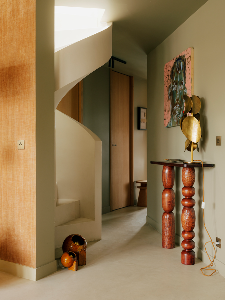 Imaginée en exclusivité pour Caroline Andréoni, la console Volterra explore le dialogue subtil entre équilibre et mouvement. Travaillée comme une sculpture fonctionnelle, elle joue sur l'asymétrie de ses appuis, mêlant force et légèreté dans un même élan.
Le bois, laissé volontairement expressif, révèle sous la main ses veines, ses nœuds et ses nuances, invitant à une lecture tactile de la matière. Chaque détail, du galbe des pieds à la finesse du plateau, célèbre l'imperfection vivante du matériau.