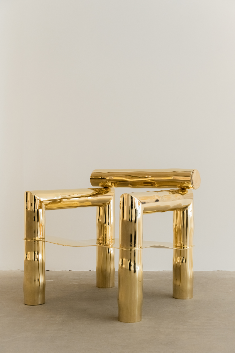 Bobi est un fauteuil sculptural en laiton poli miroir, non verni. Composé de tubes de laiton formés manuellement dans un dialogue entre lignes franches et courbes organiques, il associe structure et poésie.

Son assise, une tôle de laiton de 4 mm formée à la main, offre un confort enveloppant grâce à ses ondulations. Son aspect miroir crée une expérience sensorielle unique : l’assise se drape de son environnement, déformant la réalité et fascinant la perception.