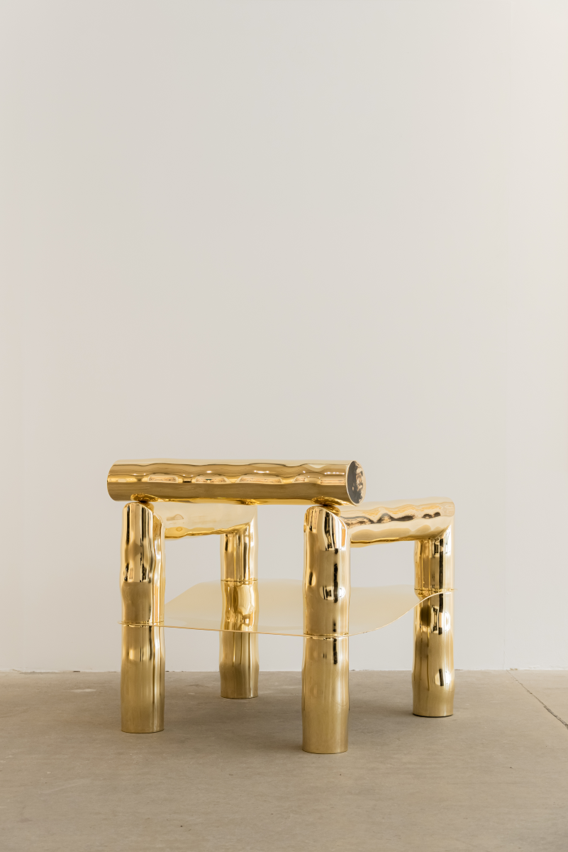 Bobi est un fauteuil sculptural en laiton poli miroir, non verni. Composé de tubes de laiton formés manuellement dans un dialogue entre lignes franches et courbes organiques, il associe structure et poésie.

Son assise, une tôle de laiton de 4 mm formée à la main, offre un confort enveloppant grâce à ses ondulations. Son aspect miroir crée une expérience sensorielle unique : l’assise se drape de son environnement, déformant la réalité et fascinant la perception.