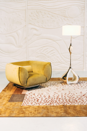 Pièce dérivée du canapé Le C., le fauteuil Le ç par Caroline Andréoni prolonge l’univers de la collection Cienna avec élégance. Dévoilé lors de la Biennale Révélations 2025, il conserve l’audace du design tout en se recentrant sur une assise individuelle, enveloppante et structurée. Inspiré de l’architecture navale, son bois sculpté évoque toujours la coque d’un bateau, subtile alliance entre robustesse artisanale et légèreté visuelle.