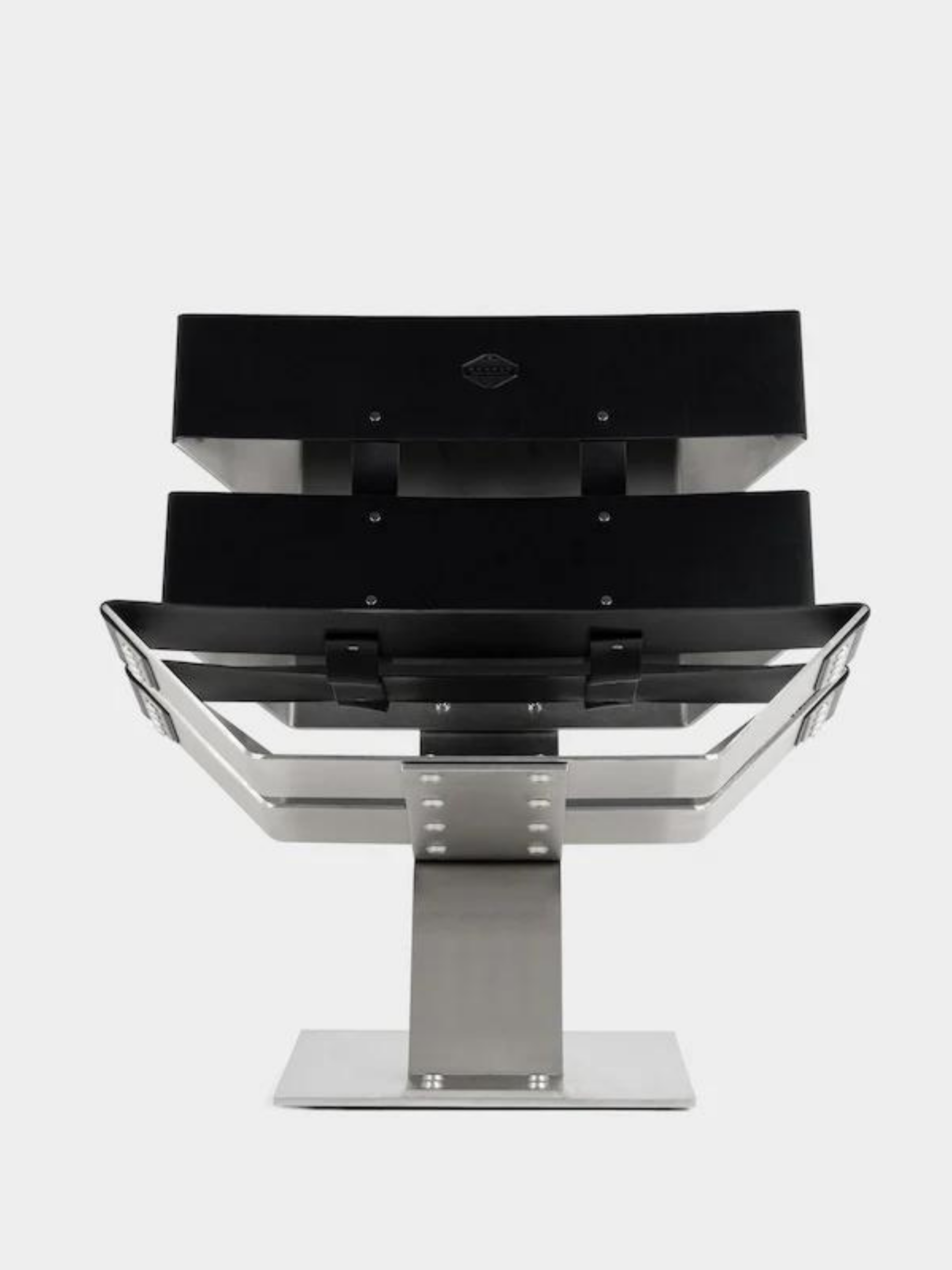 Aux commandes de votre vaisseau spatial, oubliez la gravité. Ce design futuriste allié à des techniques de fabrication et d’assemblage des différentes pièces confèrent à l’Actarus une singularité et un confort absolu.  Réalisés à la main en métal, et inox brossé, les éléments de l’assise, tous d’une extrême mobilité, se tendent, se tournent et se plient, pour épouser le corps et lui offrir une sensation d’apesanteur. Il ne reste qu’à fermer les yeux pour s’évader vers d’autres horizons.