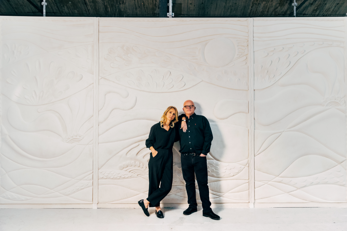 Un dimanche de février est une fresque murale en plâtre brut imaginée par Caroline Andréoni en collaboration avec Staff Espaces Volumes. Présentée lors de la Biennale Révélations 2025, cette pièce unique incarne l’élégance du travail artisanal et l’harmonie d’un paysage abstrait et apaisant.

Les courbes organiques et les motifs en relief évoquent un paysage poétique : collines, végétation stylisée et lumière hivernale se déploient dans une composition fluide et contemporaine.