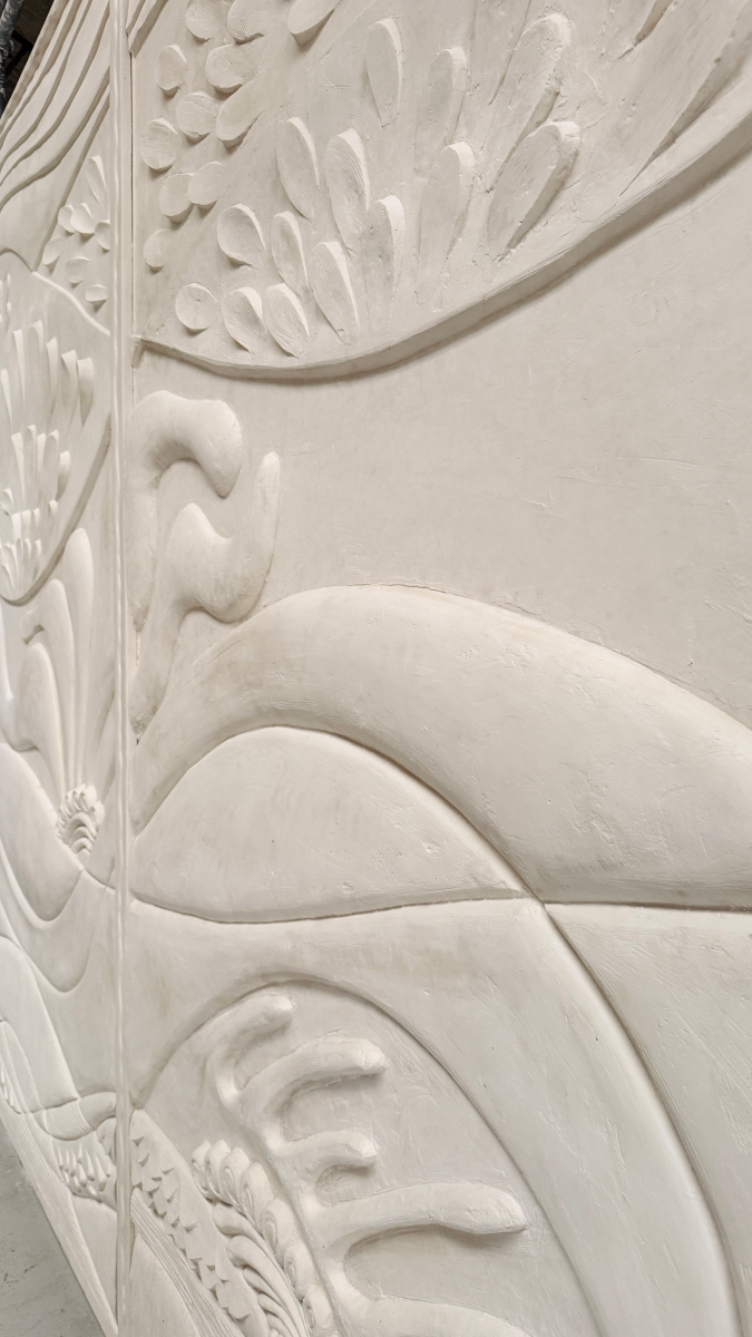 Un dimanche de février est une fresque murale en plâtre brut imaginée par Caroline Andréoni en collaboration avec Staff Espaces Volumes. Présentée lors de la Biennale Révélations 2025, cette pièce unique incarne l’élégance du travail artisanal et l’harmonie d’un paysage abstrait et apaisant.

Les courbes organiques et les motifs en relief évoquent un paysage poétique : collines, végétation stylisée et lumière hivernale se déploient dans une composition fluide et contemporaine.