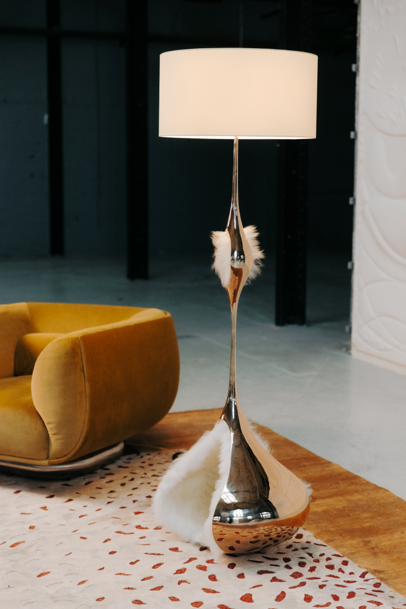 Le lampadaire Bombelle, tout en bronze poli miroir, déploie une silhouette ample et sensuelle, presque flottante. Il ne réfléchit pas seulement la lumière, il accueille les formes qui l’entourent, les absorbe, les réinvente.

Bombelle, c’est le désir de créer une présence apaisante dans l’espace. Non pas un objet figé, mais un lieu sensoriel, presque un refuge. 