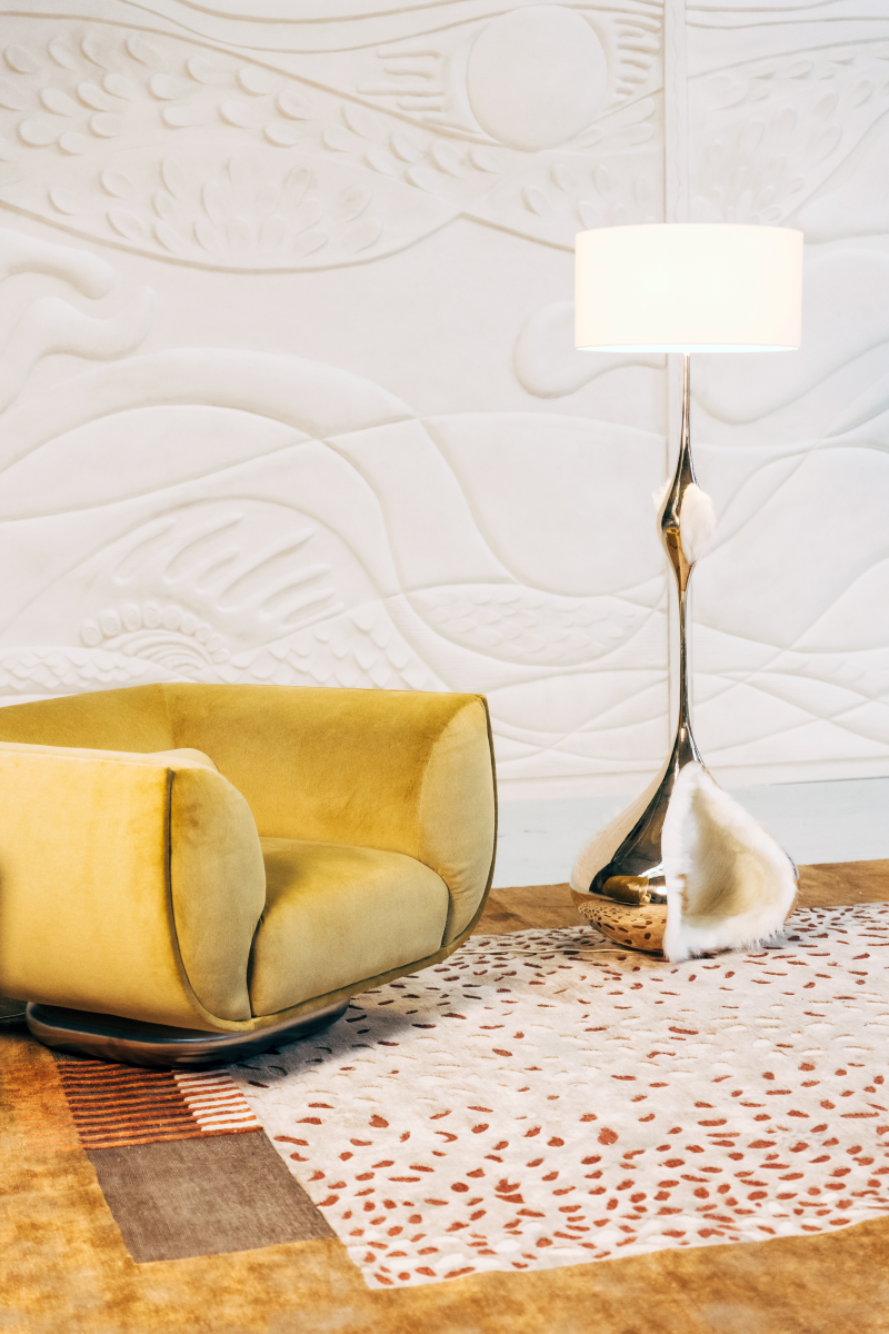 Le lampadaire Bombelle, tout en bronze poli miroir, déploie une silhouette ample et sensuelle, presque flottante. Il ne réfléchit pas seulement la lumière, il accueille les formes qui l’entourent, les absorbe, les réinvente.

Bombelle, c’est le désir de créer une présence apaisante dans l’espace. Non pas un objet figé, mais un lieu sensoriel, presque un refuge. 