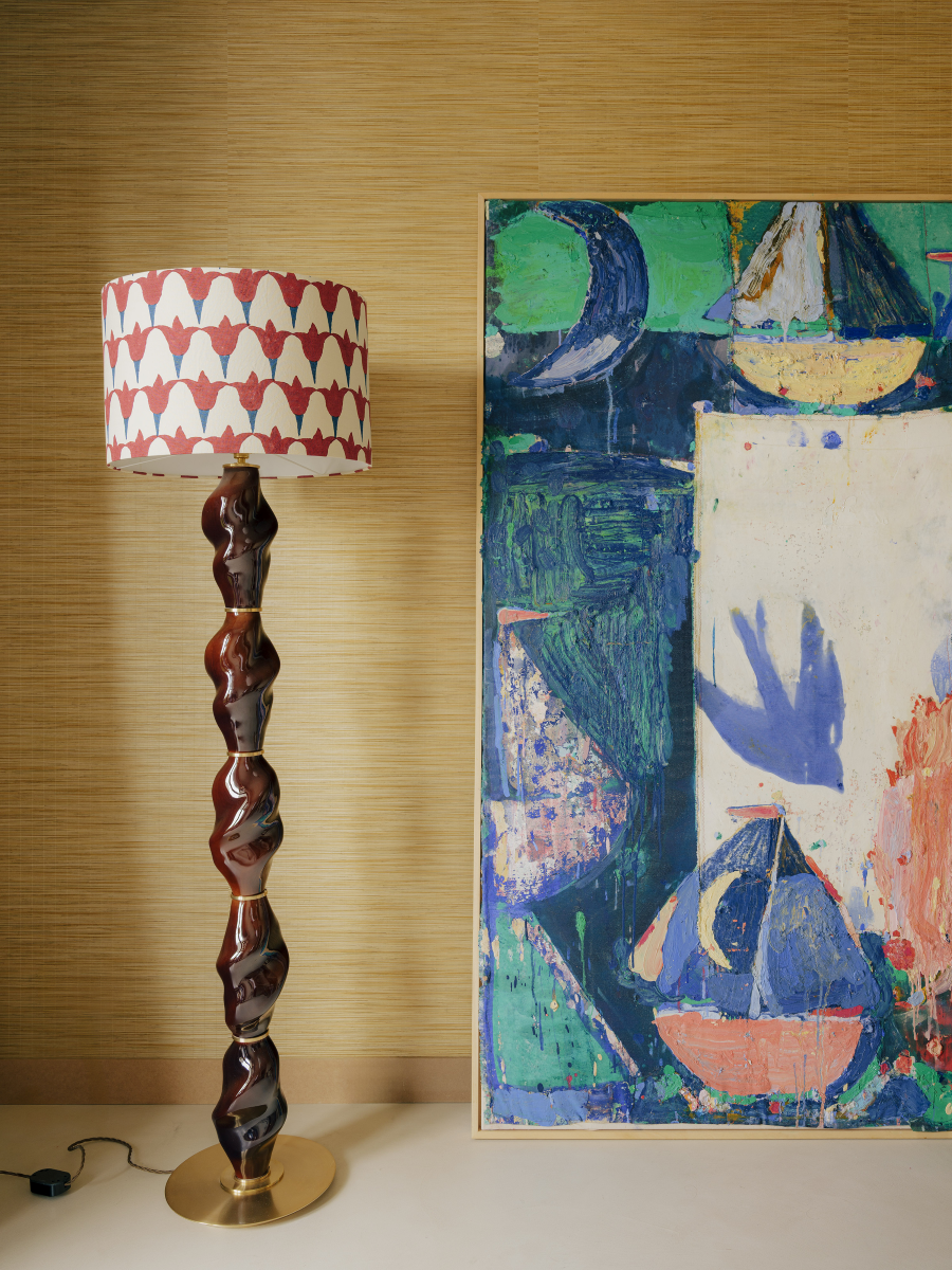 Floor lamp Casadio by Ombre d'Or, in porcelain and brass with a Schumacher tulip lampshade. Inspired by Tarot Arcana XVI, its twisted column embodies the light of rebirth.