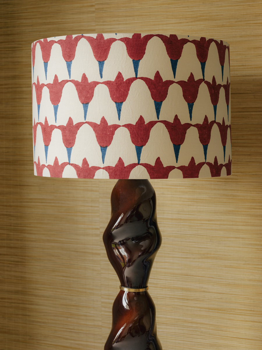 Lampe totem Casadio, inspirée de l’arcane XVI du tarot.
Elle évoque cet instant suspendu où la chute annonce la renaissance.

Sa colonne torsadée, sculpturale, semble traversée par l’énergie de la lumière.
Son abat-jour orné de tulipes diffuse une clarté douce et poétique, symbole de renouveau et d’espoir.
