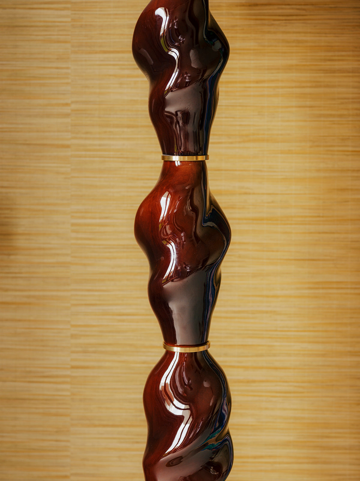 Casadio est une lampe totem. Inspirée de l'arcane XVI du tarot, la Maison Dieu, elle incarne cet instant fragile où l'ancien s'écroule pour laisser place au renouveau.
Sa colonne torsadée raconte le mouvement intérieur, comme si la matière avait dansé avec la foudre, incarnée ici par la lumière du luminaire. Sous ses courbes charnelles, la vie reprend souffle, tandis que l'abat-jour orné de tulipes murmure qu'après l'effondrement naît la renaissance.