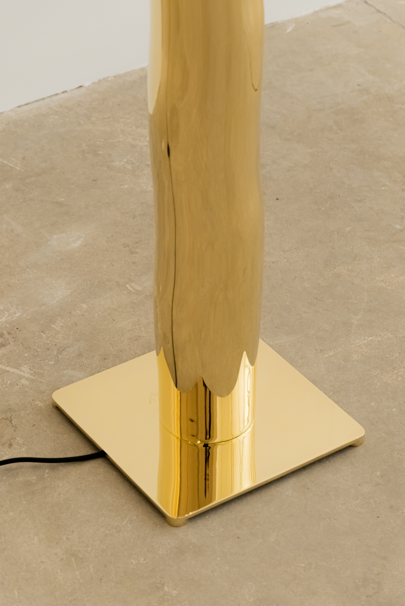 Hélios est un lampadaire sculptural en laiton poli miroir, non verni. Sa source lumineuse, dissimulée, diffuse une lumière douce vers le haut. Entièrement formée, soudée et polie à la main, chaque pièces de cette série sont uniques. Le reflet de sa hauteur dans son socle crée une illusion de mouvement, d’infini, un jeu de perceptions où le vertige s’invite. Hélios transforme l’espace, oscillant entre objet fonctionnel et œuvre sculpturale.