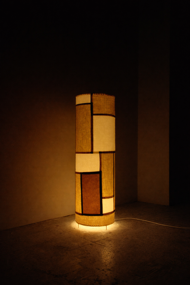 La lampe de sol Rubia incarne l’essence d’un artisanat rare, poétique et profondément contemporain. Son patchwork de lin ancien, chiné puis recyclé, est teint à la main grâce à des pigments 100 % végétaux. Chaque nuance est obtenue par décoction de plantes, rendant chaque lampe absolument unique.

Rubia diffuse une lumière douce, enveloppante et chaleureuse. Elle sublime un salon, une chambre ou un bureau avec la même intensité qu’un objet d’art, offrant une présence visuelle délicate mais affirmée.