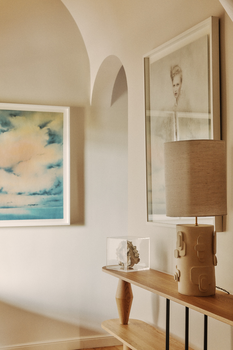 La lampe Cactus en exclusivité chez Caroline Andréoni La Maison, est directement inspirée des esquisses de la créatrice Adeline Delesalle. Cette lampe à poser joue sur des formes en relief évoquant des représentations abstraites de cactus. La profondeur du pied s'associe à un jeu subtil d'ombres et de lumières créé par l'abat-jour, confectionné à base de soie.