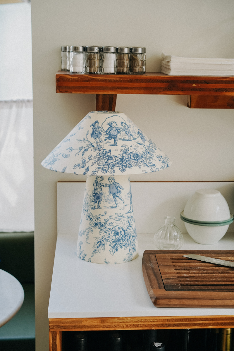 Véritable bijou décoratif, la lampe à poser CARMEN en toile de Jouy bleue et blanche, allie charme intemporel et modernité. La fabrication de chaque lampe est réalisée avec un soin méticuleux par notre abatjouriste dont l’atelier est niché au cœur de la Bretagne en France.

Une fabrication 100% artisanale et française.

Nous célébrons ce processus fait-main, qui est en totale harmonie avec les exigences et les valeurs de notre époque. Chaque modèle de lampe à poser nécessite plusieurs heures de travail