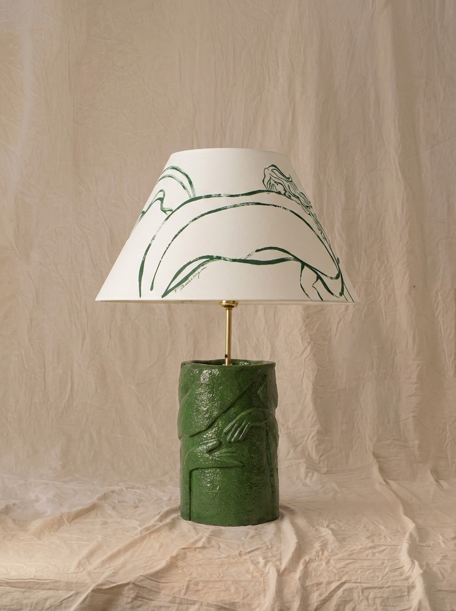 Pour la collection Guyane, Thalia Dalecky s’est inspirée d’une balade dans une jungle tropicale. La lampe à poser Guyane a été modelée dans un grès sable avec la technique du colombin, puis recouvertes d’une plaque.

Après un temps de séchage, la créatrice a dessiné puis creusé les traits à l’aide de mirettes de différentes tailles pour créer le haut relief et faire apparaître les feuillages et les corps.