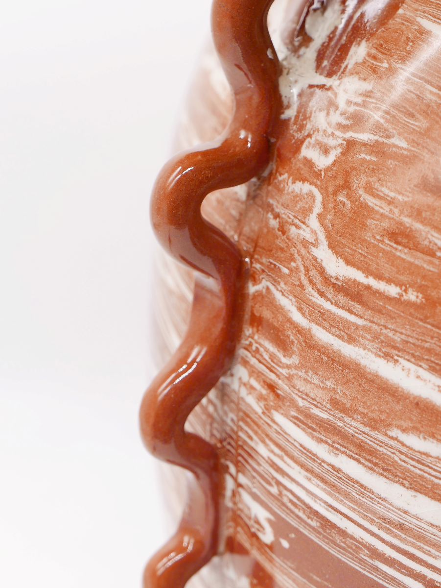 Fruit d’une rencontre entre Datcha et Caroline Andréoni La Maison, la lampe "Kassabah" incarne l’équilibre parfait entre savoir-faire ancestral et design contemporain.

Entièrement façonnée à la main dans les ateliers de potiers marocains, chaque pièce est unique. Le pied en faïence émaillée, réalisé selon la technique des terres mêlées, dévoile un marbré naturel aux nuances terracotta et ivoire. Les anses organiques en relief accentuent son caractère sculptural.