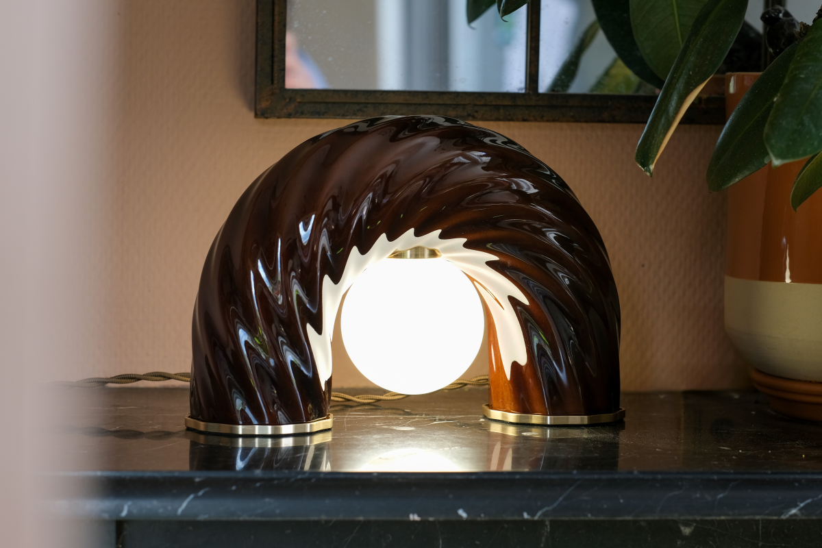 Sculpturale et symbolique, la lampe L’impiccato associe la finesse de la porcelaine au laiton. Son corps en porcelaine émaillée est entièrement façonné à la main.


La lampe à poser évoque un équilibre subtil entre tension et grâce — à l’image de l’arcane du Pendu dont elle s’inspire, figure de transformation intérieure et de renversement du regard.