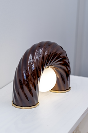 Sculpturale et symbolique, la lampe L’impiccato associe la finesse de la porcelaine au laiton. Son corps en porcelaine émaillée est entièrement façonné à la main.


La lampe à poser évoque un équilibre subtil entre tension et grâce — à l’image de l’arcane du Pendu dont elle s’inspire, figure de transformation intérieure et de renversement du regard.