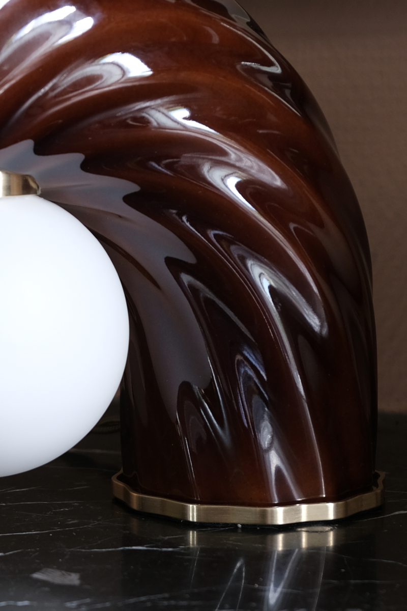 Sculpturale et symbolique, la lampe L’impiccato associe la finesse de la porcelaine au laiton. Son corps en porcelaine émaillée est entièrement façonné à la main.


La lampe à poser évoque un équilibre subtil entre tension et grâce — à l’image de l’arcane du Pendu dont elle s’inspire, figure de transformation intérieure et de renversement du regard.