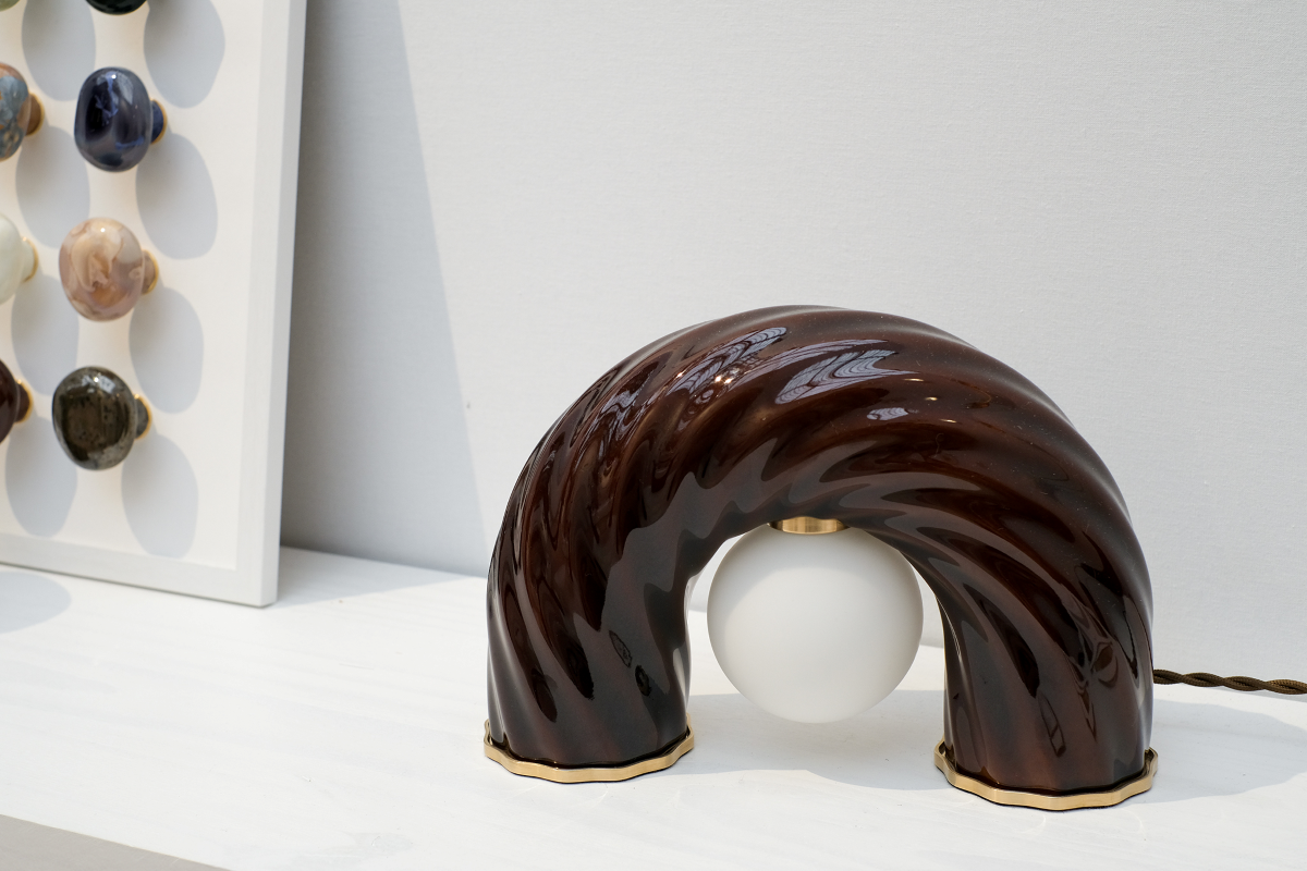 Sculpturale et symbolique, la lampe L’impiccato associe la finesse de la porcelaine au laiton. Son corps en porcelaine émaillée est entièrement façonné à la main.


La lampe à poser évoque un équilibre subtil entre tension et grâce — à l’image de l’arcane du Pendu dont elle s’inspire, figure de transformation intérieure et de renversement du regard.