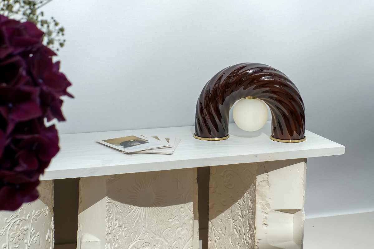 Sculpturale et symbolique, la lampe L’impiccato associe la finesse de la porcelaine au laiton. Son corps en porcelaine émaillée est entièrement façonné à la main.


La lampe à poser évoque un équilibre subtil entre tension et grâce — à l’image de l’arcane du Pendu dont elle s’inspire, figure de transformation intérieure et de renversement du regard.