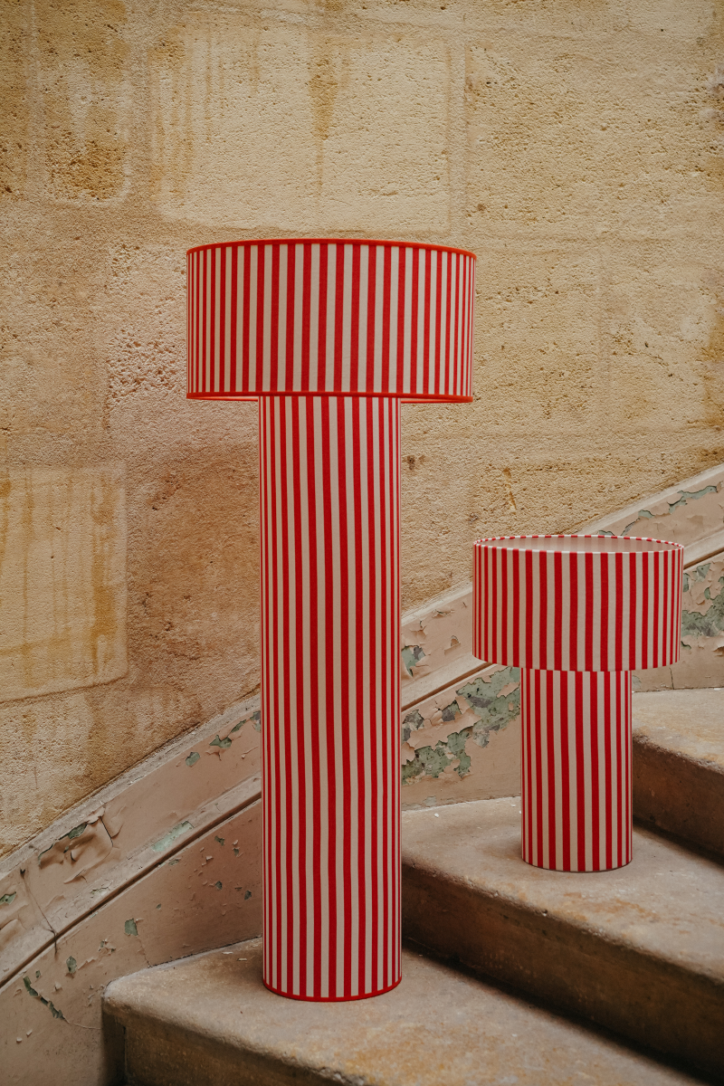 Véritable bijou décoratif, la lampe à poser OCTAVEO apporte une véritable touche de modernité aux intérieurs contemporains comme classiques. Son originalité réside sur le principe d’une lampe entièrement conçue de la tête au pied, en tissu. My Leone a détourné un abat-jour tube, pour le transformer en pied de lampe. La grande lampe OCTAVEO est la promesse d’une pièce raffinée à l’allure intemporelle.