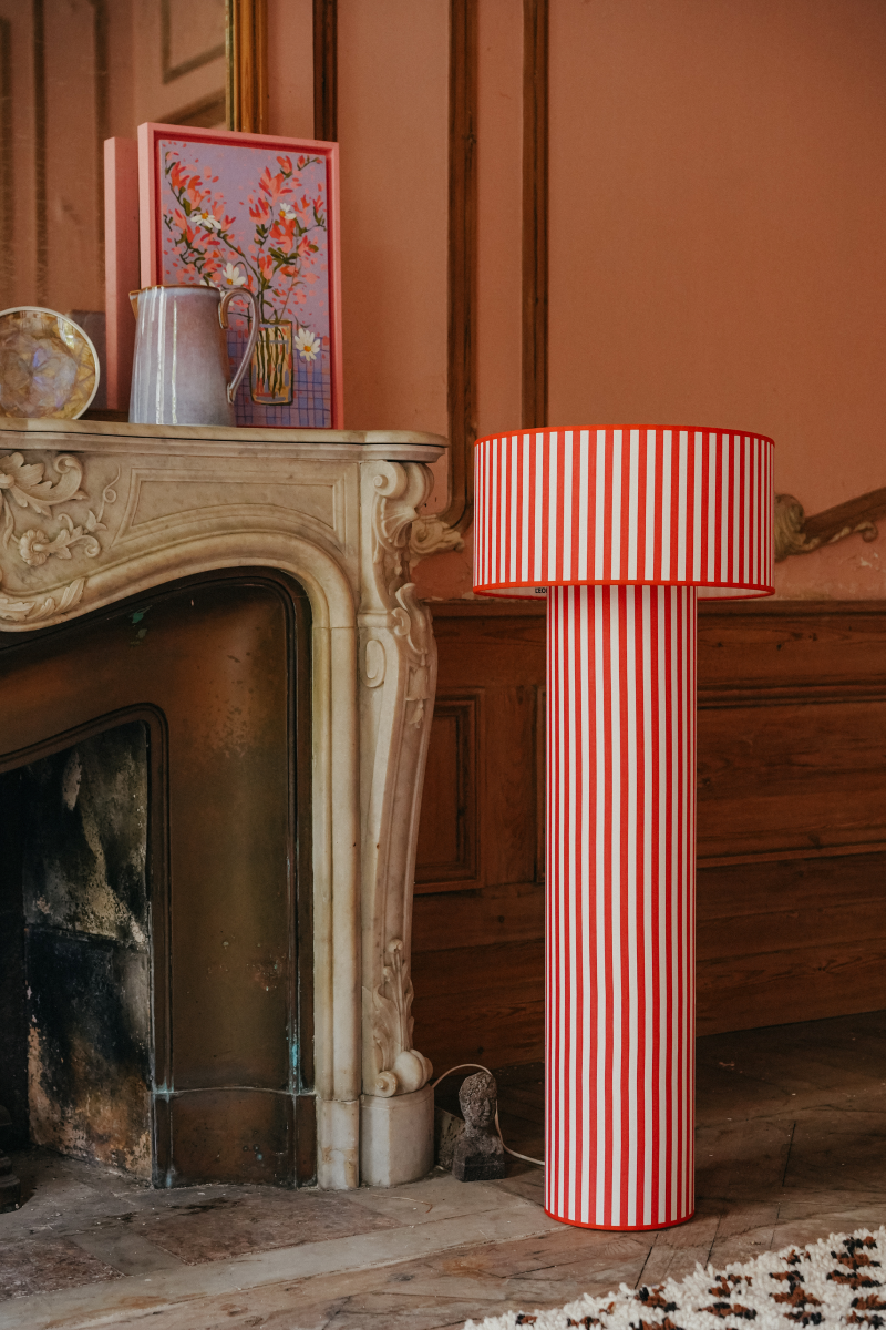 Véritable bijou décoratif, la lampe à poser OCTAVEO apporte une véritable touche de modernité aux intérieurs contemporains comme classiques. Son originalité réside sur le principe d’une lampe entièrement conçue de la tête au pied, en tissu. My Leone a détourné un abat-jour tube, pour le transformer en pied de lampe. La grande lampe OCTAVEO est la promesse d’une pièce raffinée à l’allure intemporelle.