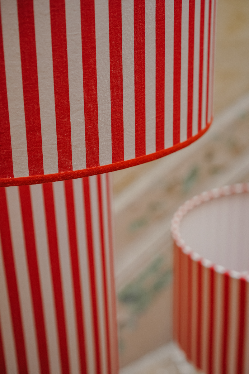 Véritable bijou décoratif, la lampe à poser OCTAVEO apporte une véritable touche de modernité aux intérieurs contemporains comme classiques. Son originalité réside sur le principe d’une lampe entièrement conçue de la tête au pied, en tissu. My Leone a détourné un abat-jour tube, pour le transformer en pied de lampe. La grande lampe OCTAVEO est la promesse d’une pièce raffinée à l’allure intemporelle.