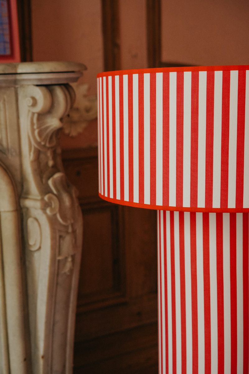 Véritable bijou décoratif, la lampe à poser OCTAVEO apporte une véritable touche de modernité aux intérieurs contemporains comme classiques. Son originalité réside sur le principe d’une lampe entièrement conçue de la tête au pied, en tissu. My Leone a détourné un abat-jour tube, pour le transformer en pied de lampe. La grande lampe OCTAVEO est la promesse d’une pièce raffinée à l’allure intemporelle.