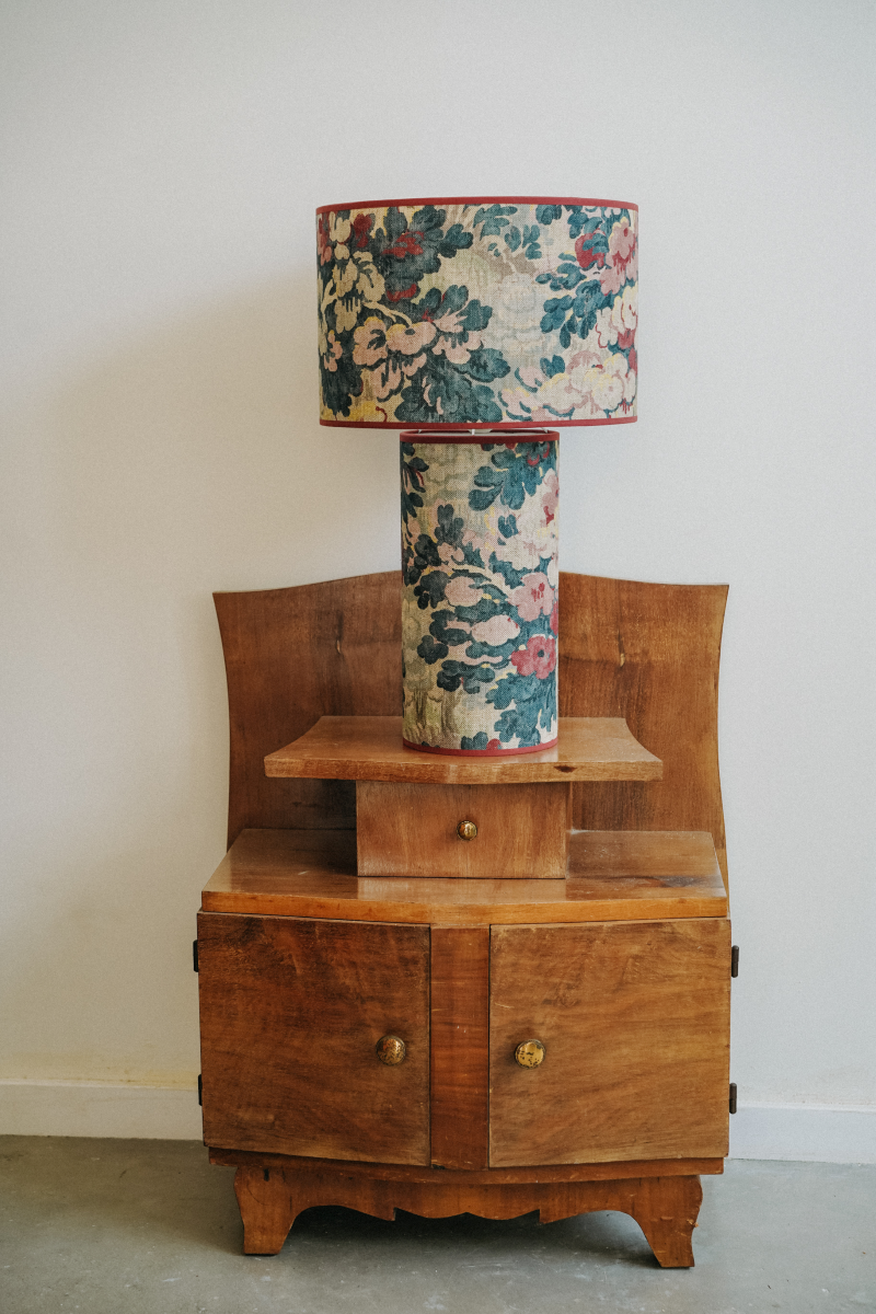 Fruit d'une collaboration entre Caroline Andréoni La Maison et My Leone, la lampe à poser HARLOW apporte une véritable touche de modernité aux intérieurs contemporains comme classiques. Son originalité réside sur le principe d’une lampe entièrement conçue de la tête au pied, en tissu. My Leone a détourné un abat-jour tube, pour le transformer en pied de lampe. La petite lampe HARLOW est la promesse d’une pièce raffinée à l’allure intemporelle.