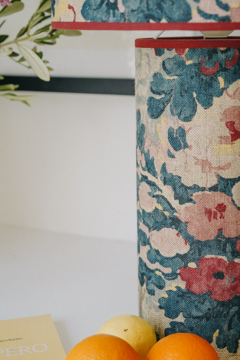 Fruit d'une collaboration entre Caroline Andréoni La Maison et My Leone, la lampe à poser HARLOW apporte une véritable touche de modernité aux intérieurs contemporains comme classiques. Son originalité réside sur le principe d’une lampe entièrement conçue de la tête au pied, en tissu. My Leone a détourné un abat-jour tube, pour le transformer en pied de lampe. La petite lampe HARLOW est la promesse d’une pièce raffinée à l’allure intemporelle.