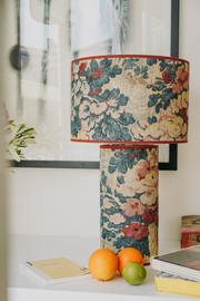 Fruit d'une collaboration entre Caroline Andréoni La Maison et My Leone, la lampe à poser HARLOW apporte une véritable touche de modernité aux intérieurs contemporains comme classiques. Son originalité réside sur le principe d’une lampe entièrement conçue de la tête au pied, en tissu. My Leone a détourné un abat-jour tube, pour le transformer en pied de lampe. La petite lampe HARLOW est la promesse d’une pièce raffinée à l’allure intemporelle.