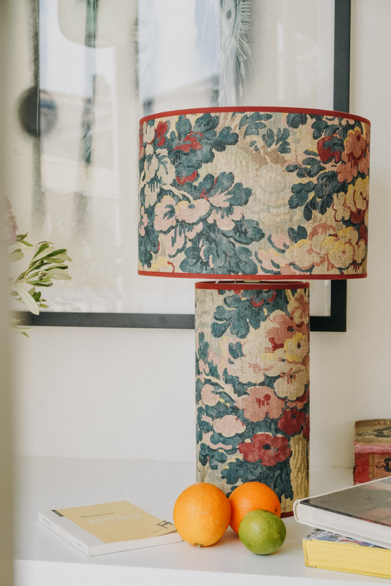 Fruit d'une collaboration entre Caroline Andréoni La Maison et My Leone, la lampe à poser HARLOW apporte une véritable touche de modernité aux intérieurs contemporains comme classiques. Son originalité réside sur le principe d’une lampe entièrement conçue de la tête au pied, en tissu. My Leone a détourné un abat-jour tube, pour le transformer en pied de lampe. La petite lampe HARLOW est la promesse d’une pièce raffinée à l’allure intemporelle.