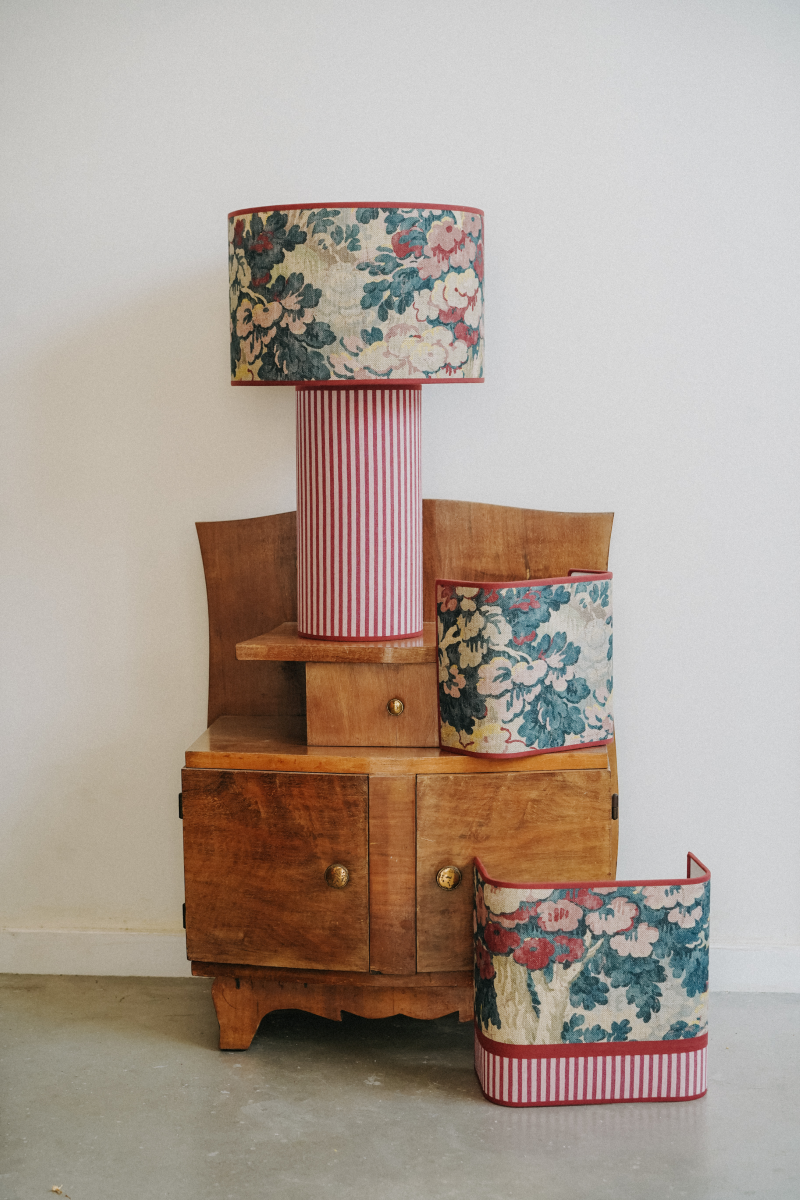 Ajoutez une touche d'élégance florale à votre intérieur avec l'applique murale HARLOW à motifs fleurs. Conçue pour illuminer vos espaces tout en apportant une note de fraîcheur, cette applique est l'accessoire idéal pour toute pièce de la maison.
Elle diffuse une lumière douce et chaleureuse.

Cette applique est le fruit d'une collaboration entre Caroline Andréoni La Maison et My Leone. Elle existe en 2 tailles et en 2 versions différentes : full Harlow et Harlow avec tissu à rayures blanche et rouge.