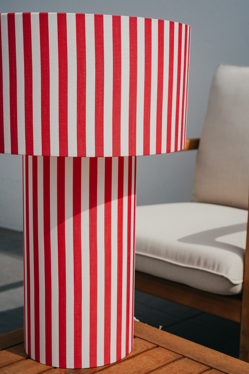 Véritable bijou décoratif, la lampe à poser OCTAVEO apporte une véritable touche de modernité aux intérieurs contemporains comme classiques. Son originalité réside sur le principe d’une lampe entièrement conçue de la tête au pied, en tissu. My Leone a détourné un abat-jour tube, pour le transformer en pied de lampe. La grande lampe OCTAVEO est la promesse d’une pièce raffinée à l’allure intemporelle.