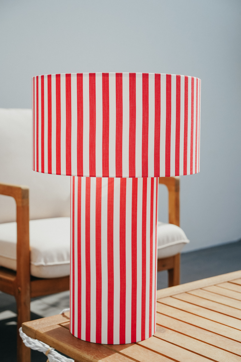 Véritable bijou décoratif, la lampe à poser OCTAVEO apporte une véritable touche de modernité aux intérieurs contemporains comme classiques. Son originalité réside sur le principe d’une lampe entièrement conçue de la tête au pied, en tissu. My Leone a détourné un abat-jour tube, pour le transformer en pied de lampe. La grande lampe OCTAVEO est la promesse d’une pièce raffinée à l’allure intemporelle.