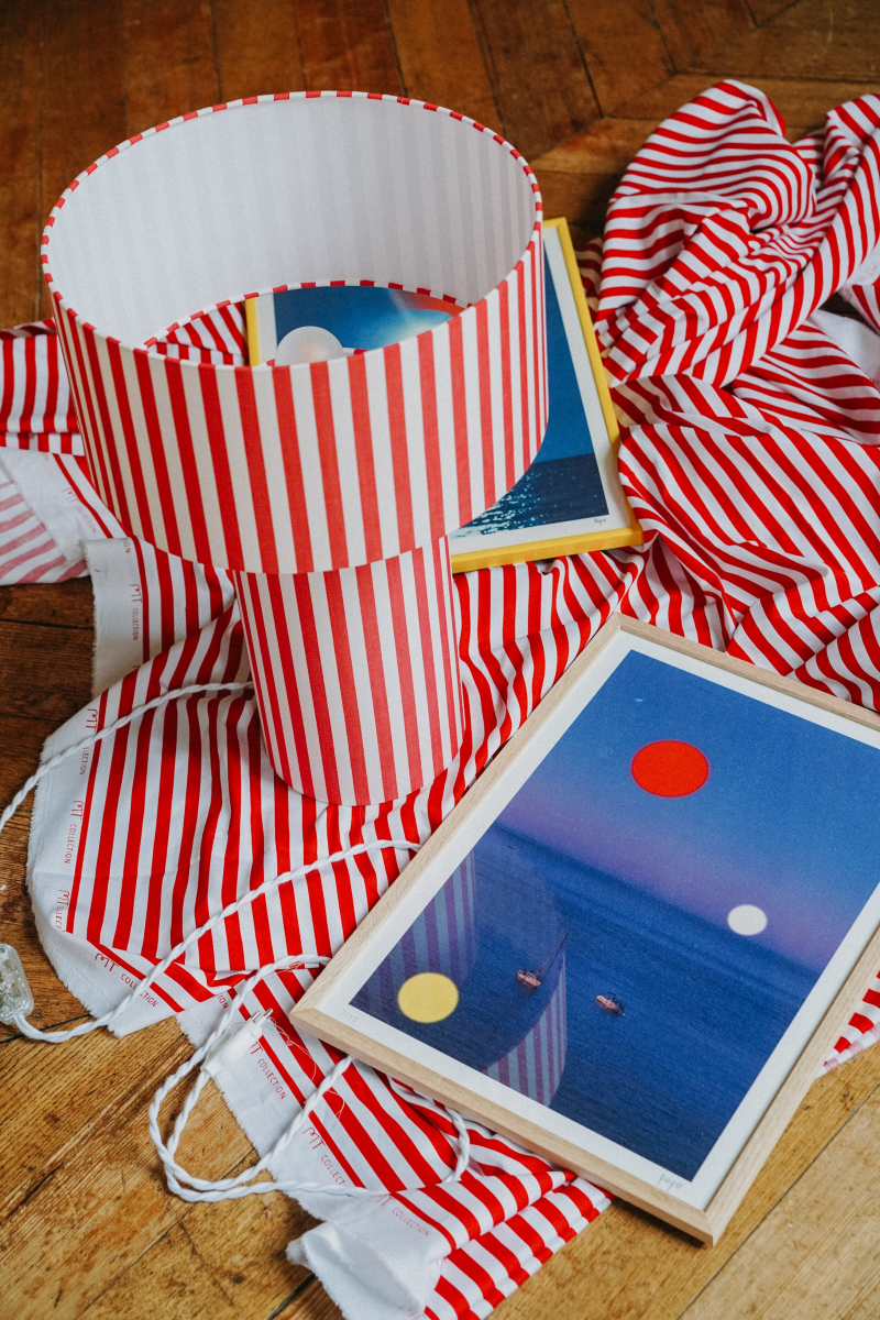 Véritable bijou décoratif, la lampe à poser OCTAVEO apporte une véritable touche de modernité aux intérieurs contemporains comme classiques. Son originalité réside sur le principe d’une lampe entièrement conçue de la tête au pied, en tissu. My Leone a détourné un abat-jour tube, pour le transformer en pied de lampe. La grande lampe OCTAVEO est la promesse d’une pièce raffinée à l’allure intemporelle.