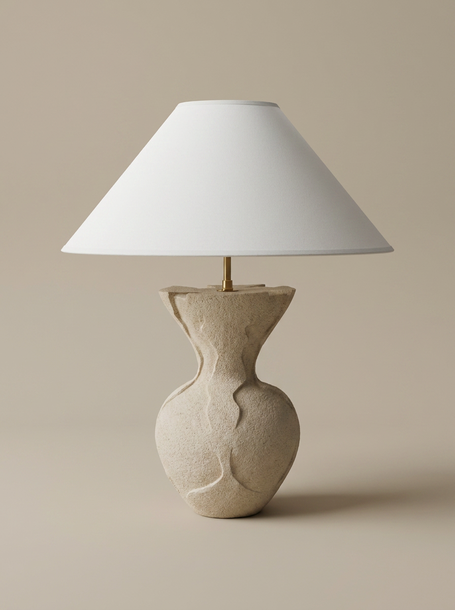 Lampe à poser Paysage, modelée au colombin et à la plaque, en grès crème chamotté brut par Thalia Dalecky : non émaillée, elle semble taillée dans la pierre, habitée de la force calme qui traverse toute la pratique céramique de l'artiste.