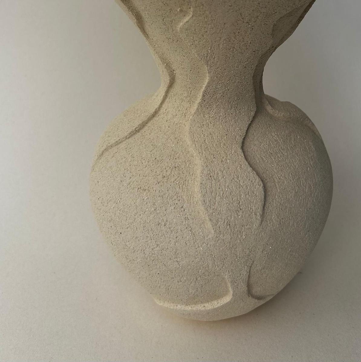 Lampe à poser Paysage, modelée au colombin et à la plaque, en grès crème chamotté brut par Thalia Dalecky : non émaillée, elle semble taillée dans la pierre, habitée de la force calme qui traverse toute la pratique céramique de l'artiste.