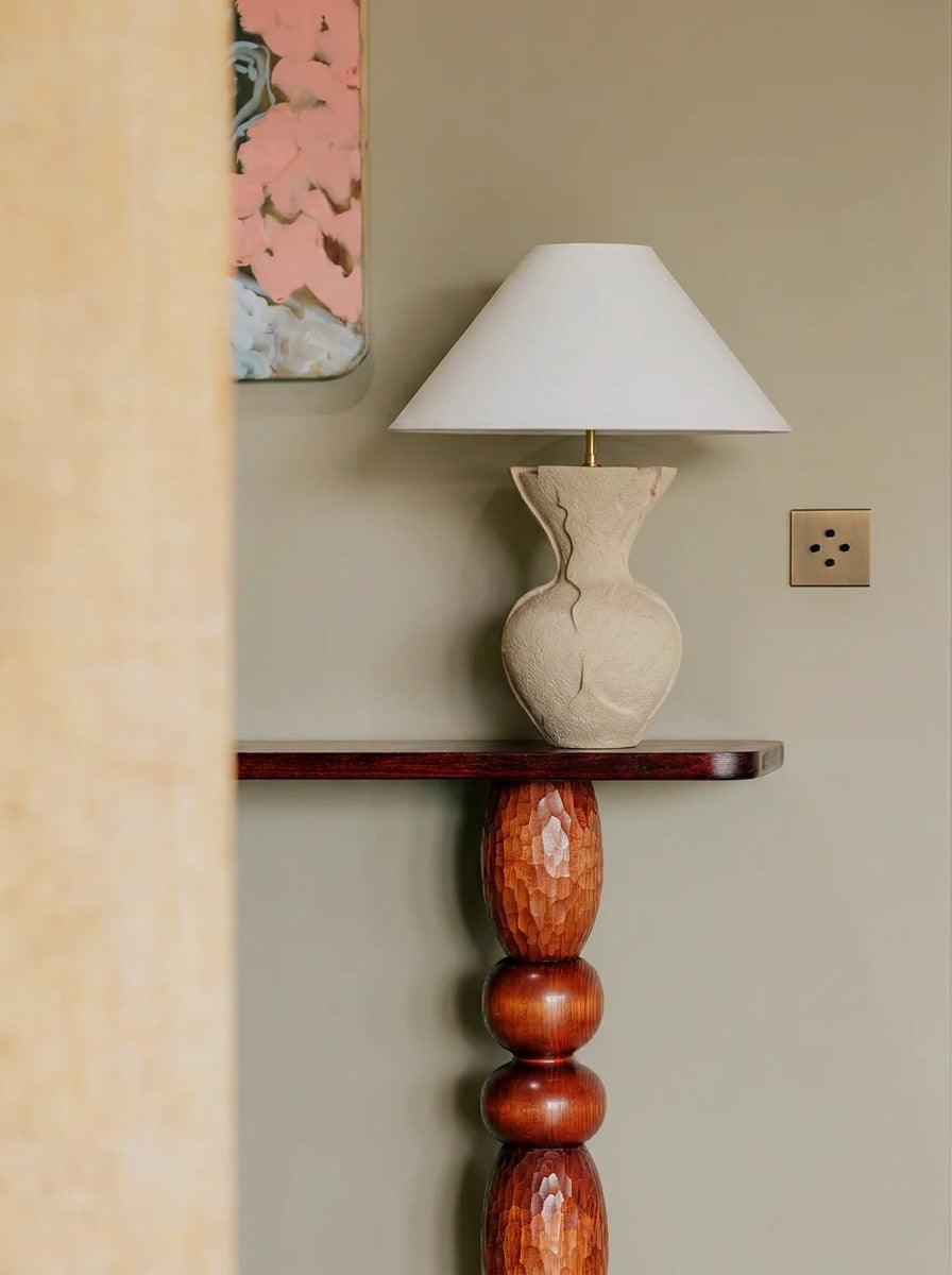 Lampe à poser Paysage, modelée au colombin et à la plaque, en grès crème chamotté brut par Thalia Dalecky : non émaillée, elle semble taillée dans la pierre, habitée de la force calme qui traverse toute la pratique céramique de l'artiste.