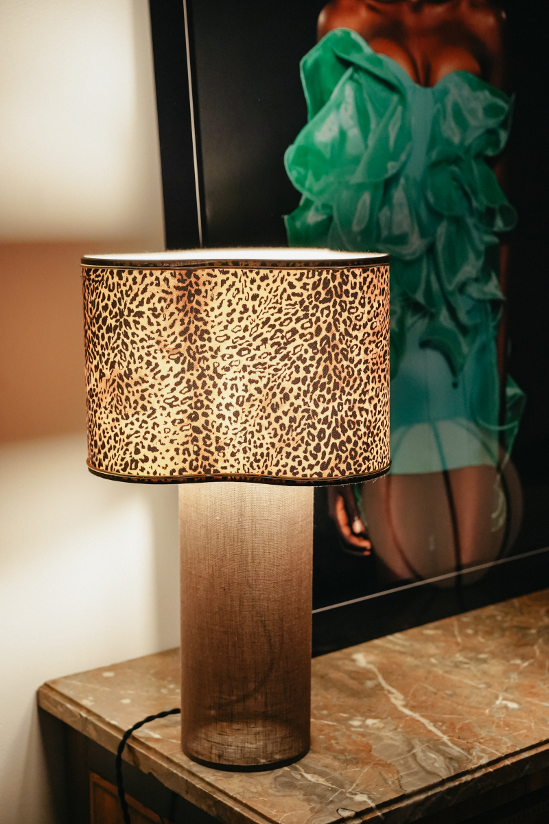 Véritable bijou décoratif, la lampe à poser SERGIO apporte une véritable touche de modernité aux intérieurs contemporains comme classiques. Son originalité réside sur le principe d’une lampe entièrement conçue de la tête au pied, en tissu. My Leone a détourné un abat-jour tube, pour le transformer en pied de lampe. SERGIO est la promesse d’une pièce raffinée à l’allure intemporelle. La fabrication de chaque lampe est réalisée avec un soin méticuleux par un abatjouriste.